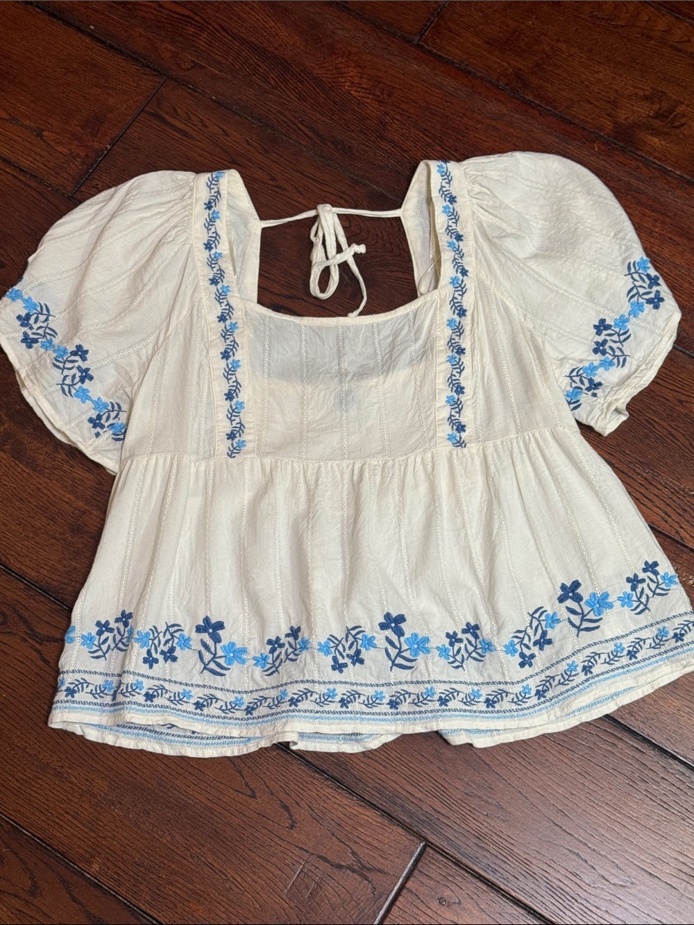 Old Navy Short Sleeve Cream Peasant Top with Blue Floral Embroidery - Large